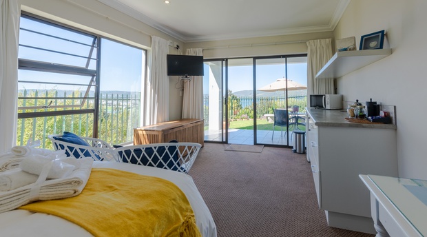 Magnificent Views, Queen Bed, En-Suite with Kitchenette and Private Patio